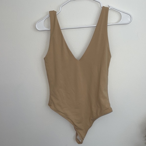 Aritzia Babaton Contour V-Neck Bodysuit - Picture 3 of 5